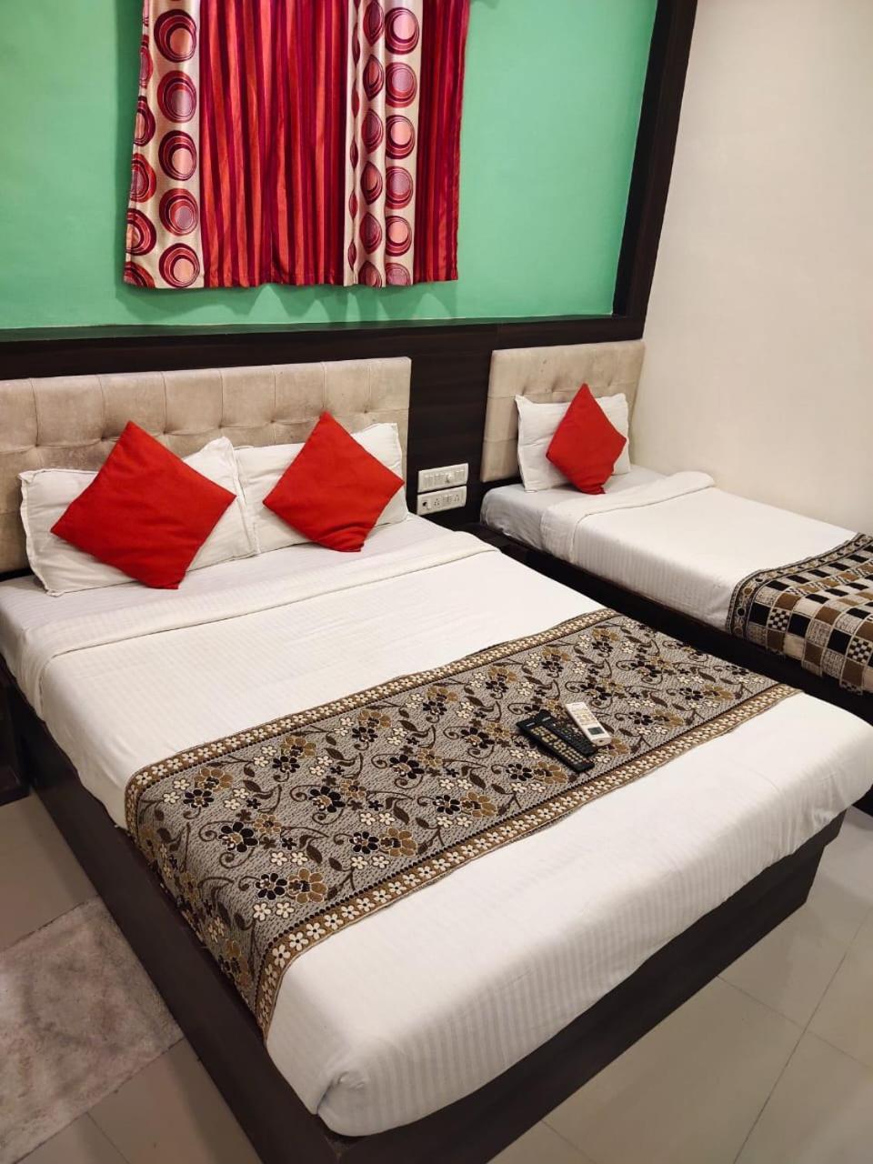 Hotel Golden Galaxy Mumbai Exteriör bild