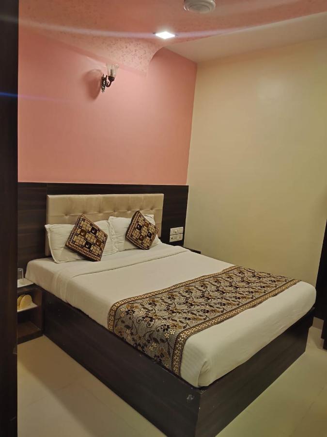 Hotel Golden Galaxy Mumbai Exteriör bild